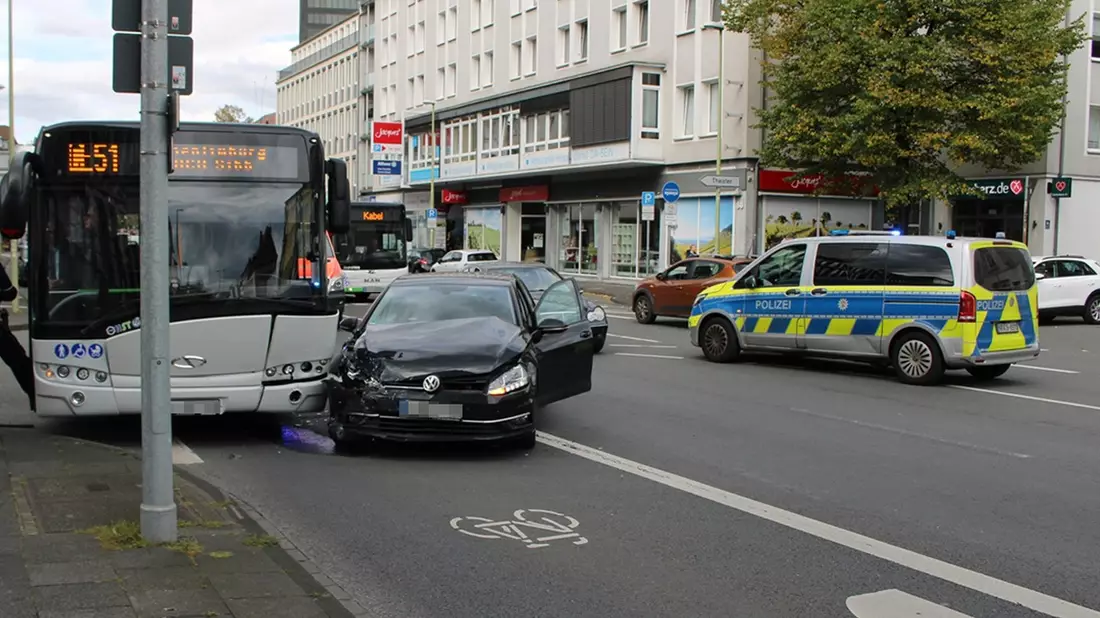POL-HA: Drei Leichtverletzte nach Abbiegeunfall - Bild: presseportal.de