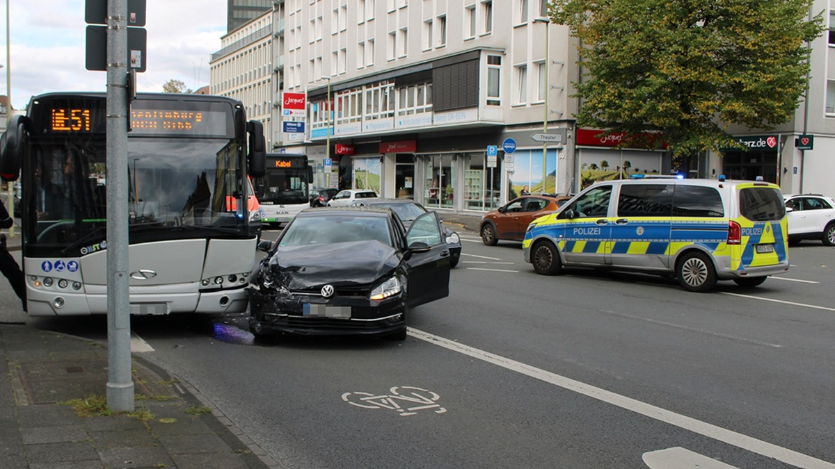 POL-HA: Verkehrsunfall mit Bus: drei leichtverletzte Personen - Foto: presseportal.de