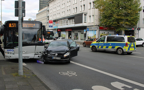 POL-HA: Drei Leichtverletzte nach Abbiegeunfall - Foto: presseportal.de