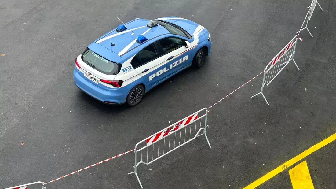 Auf das Auto eines italienischen TV-Journalisten wurde ein Anschlag verübt. (Symbolbild) - Bild: Christoph Sator/dpa