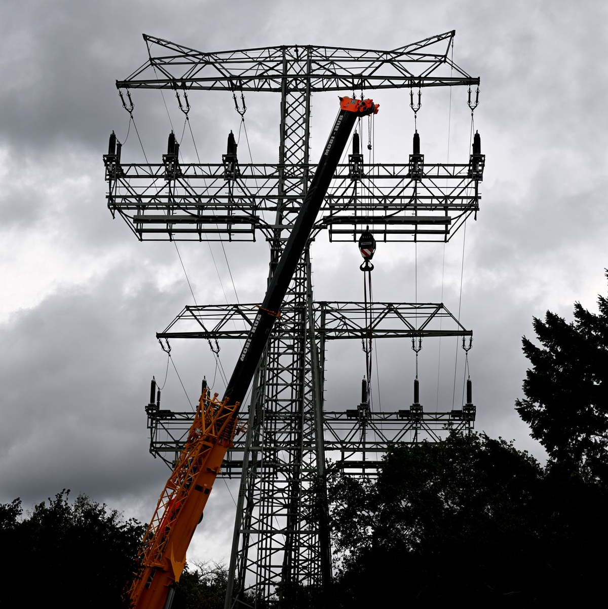 Zu dem Brandanschlag auf die Stromversorgung ist ein Bekennerschreiben aufgetaucht. - Foto: Britta Pedersen/dpa