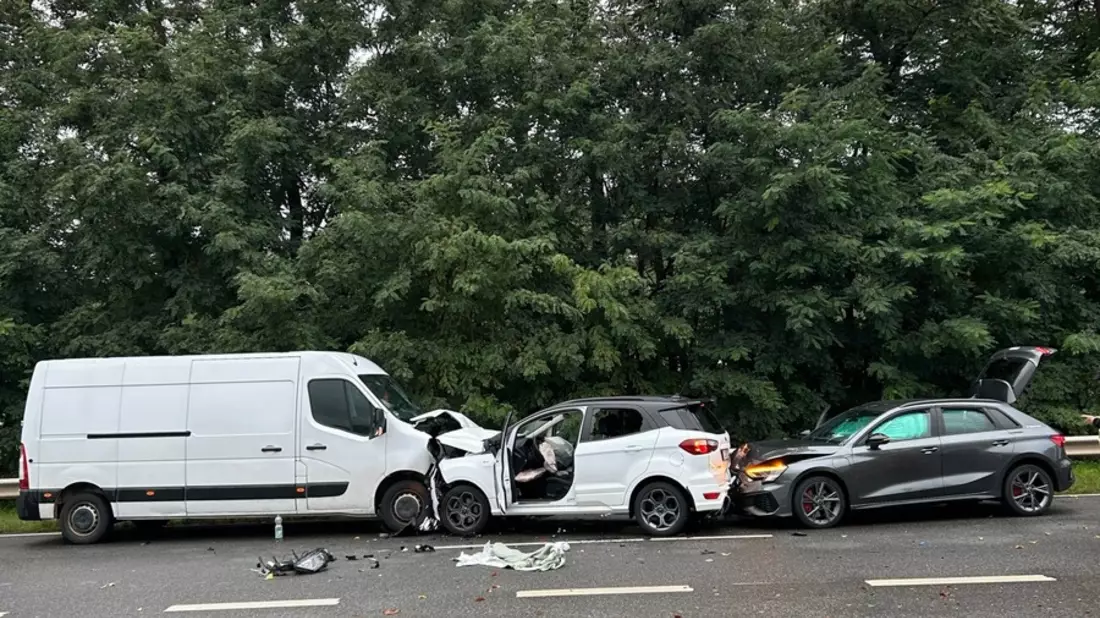 POL-PDTR: Frontalzusammenstoß zwischen Transporter und PKW - zwei Personen verletzt - Bild: presseportal.de