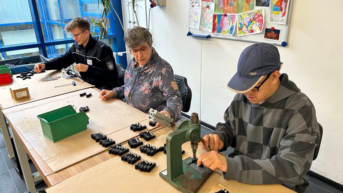 HZA-EF: Bundesweiter Aktionstag Schichtwechsel / Zoll und Partner-Werkstätten in Chemnitz tauschen ihren Arbeitsplatz - Foto: presseportal.de