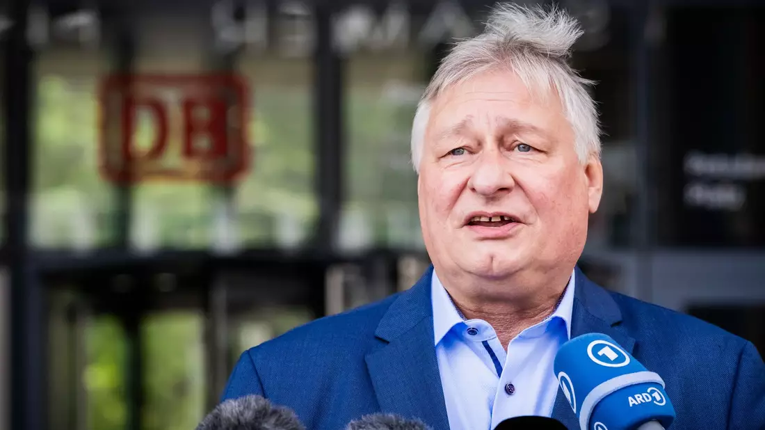 Lautester Gegner der möglichen Berufung Rompfs als Chef der InfraGo war EVG-Chef Martin Burkert. (Archivbild) - Bild: Christoph Soeder/dpa
