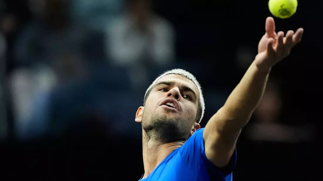 Carlos Alcaraz gewinnt sein Erstrundenmatch in Tokio trotz zwischenzeitlicher Probleme mit dem Fuß. (Archivbild) - Bild: Jeff Chiu/AP/dpa