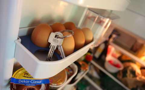 Ein Schlüsselbund liegt im Eierfach eines Kühlschranks. - Foto: Karl-Josef Hildenbrand/dpa/dpa-tmn