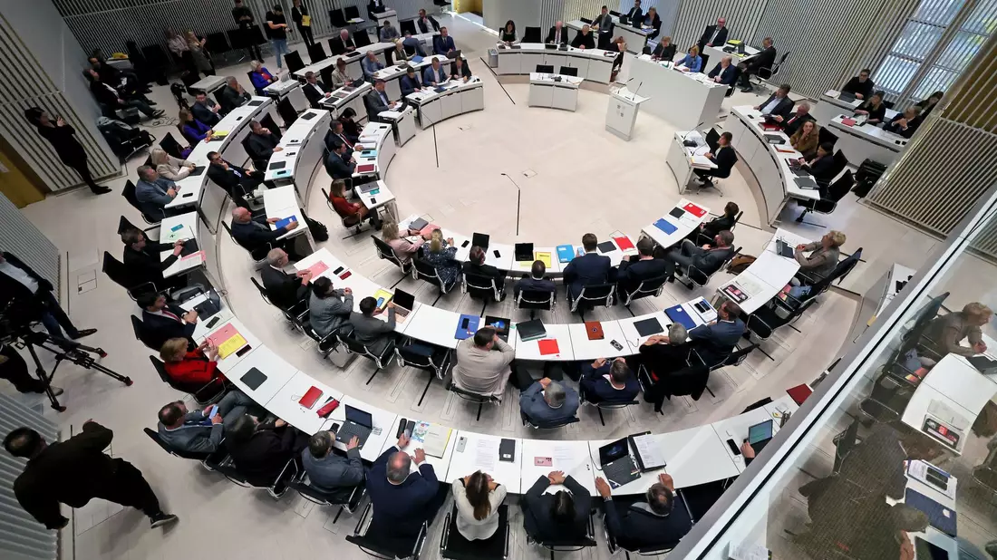 Wenn am Sonntag der Landtag neu gewählt werden würde, wäre die SPD nicht mehr stärkste Kraft im Land. (Archivbild) - Bild: Bernd Wüstneck/dpa