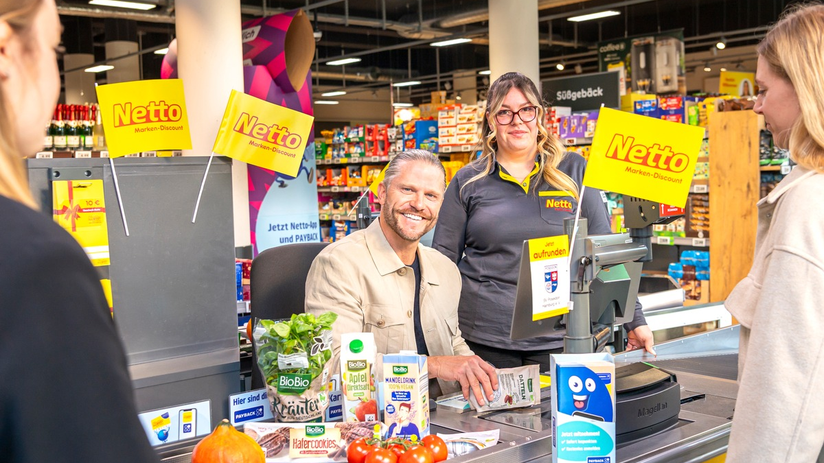 Bring dich ein für deinen Verein / Der Bachelor an der Kasse: Paul Janke unterstützt in Hamburg Vereinswesen bei Netto-Spendenaktion - Foto: presseportal.de