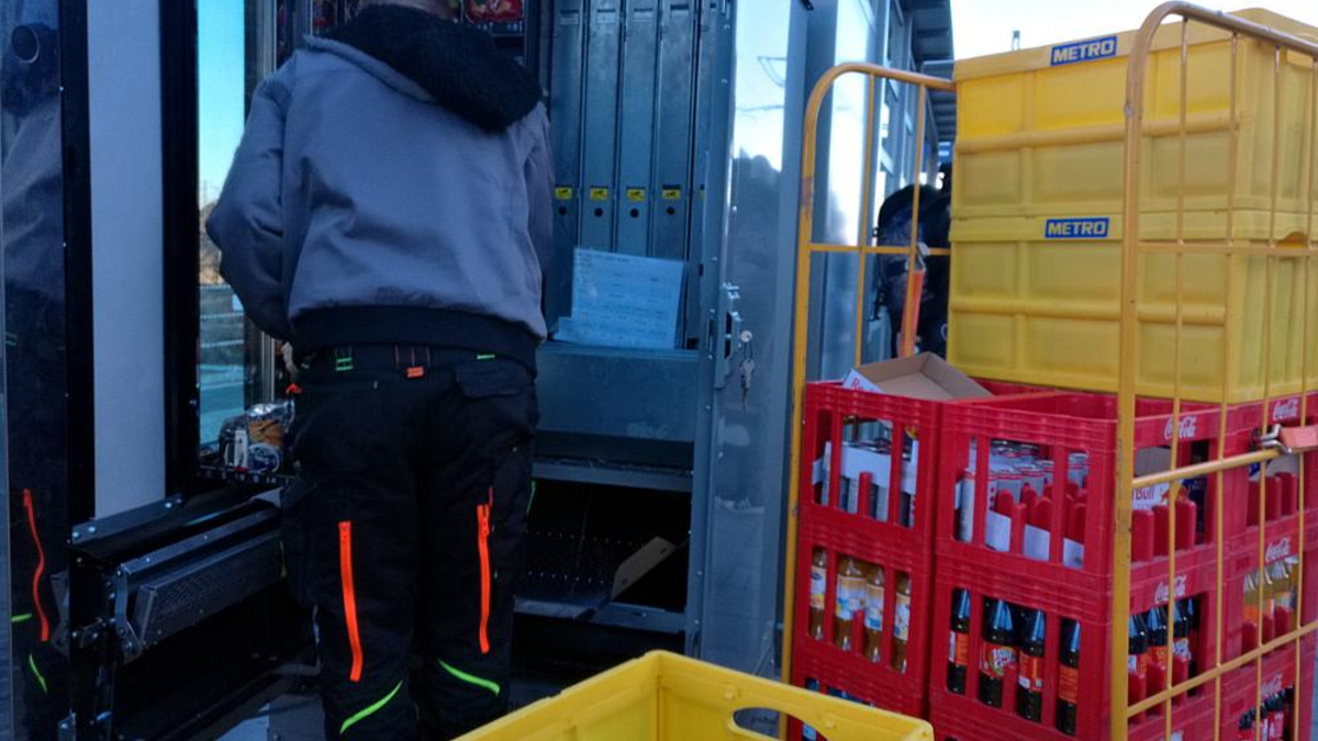 Auffüllen eines Getränkeautomates (Archiv) - Foto: über dts Nachrichtenagentur