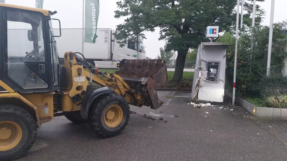 POL-PDWO: Worms - Versuchter Aufbruch eines Geldautomaten mittels Bagger - Bildveröffentlichung - Bild: presseportal.de