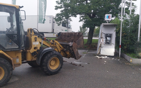 POL-PDWO: Worms - Versuchter Aufbruch eines Geldautomaten mittels Bagger - Bildveröffentlichung - Foto: presseportal.de