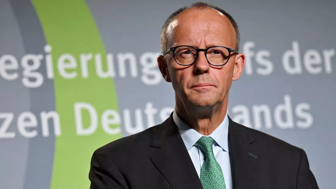 Bundesverteidigungsminister Boris Pistorius nahm auf Schloss Ettersburg an Beratungen der ostdeutschen Ministerpräsidenten teil. Es ging um die Verteidigungsfähigkeit.  - Bild: Martin Schutt/dpa