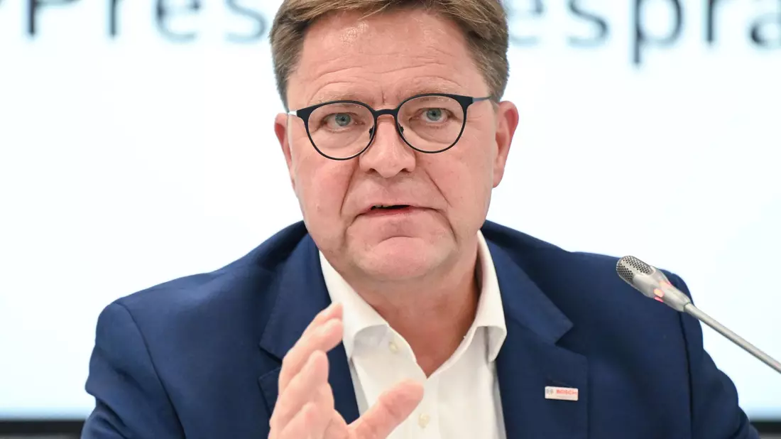 Bosch-Arbeitsdirektor Stefan Grosch: «Der Zeitdruck ist groß.» - Bild: Bernd Weißbrod/dpa