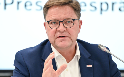 Bosch-Arbeitsdirektor Stefan Grosch: «Der Zeitdruck ist groß.» - Foto: Bernd Weißbrod/dpa