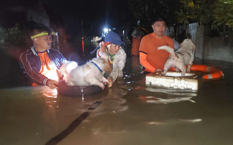 Tausende Menschen mussten aus ihren Häusern evakuiert werden. - Foto: Uncredited/Philippine Coast Guard/AP/dpa