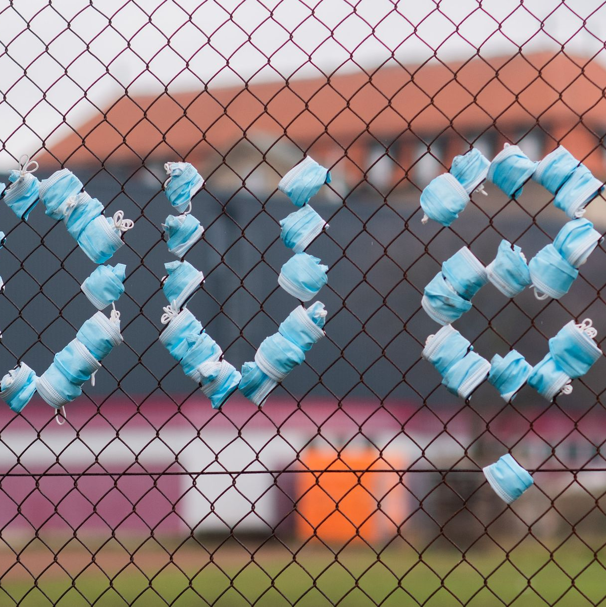 Der Trend geht für viele zum «Du». (Symbolbild) - Foto: Julian Stratenschulte/dpa