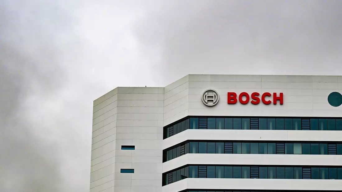 Autozulieferer Bosch will weitere Stellen abbauen. (Archivbild) - Bild: Bernd Weißbrod/dpa