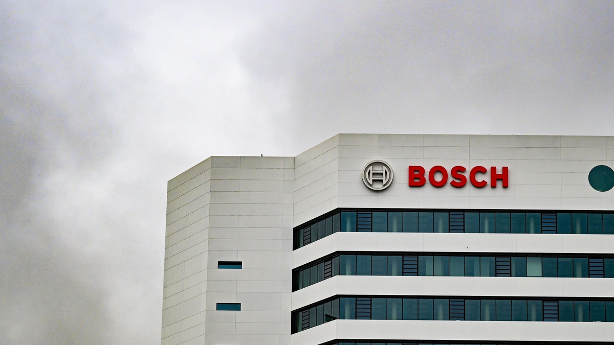 Autozulieferer Bosch will weitere Stellen abbauen. (Archivbild) - Foto: Bernd Weißbrod/dpa