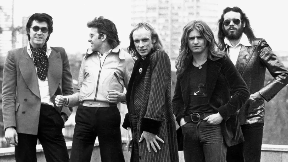 Mit der Band Roxy Music wurde Bryan Ferry (l.) in den 70er Jahren berühmt. Fast zeitgleich begann er eine Solokarriere. (Archivbild) - Bild: dpa