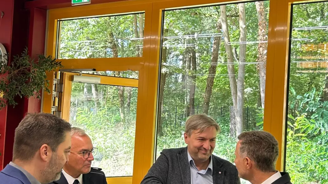 HZA-P: Schichtwechsel - Menschen mit und ohne Handicap tauschen ihren Arbeitsplatz / Gemeinsam stark: Hauptzollamt Potsdam und die DRK-Behindertenwerkstätten Potsdam gGmbH wechseln die Perspektiven - Bild: presseportal.de