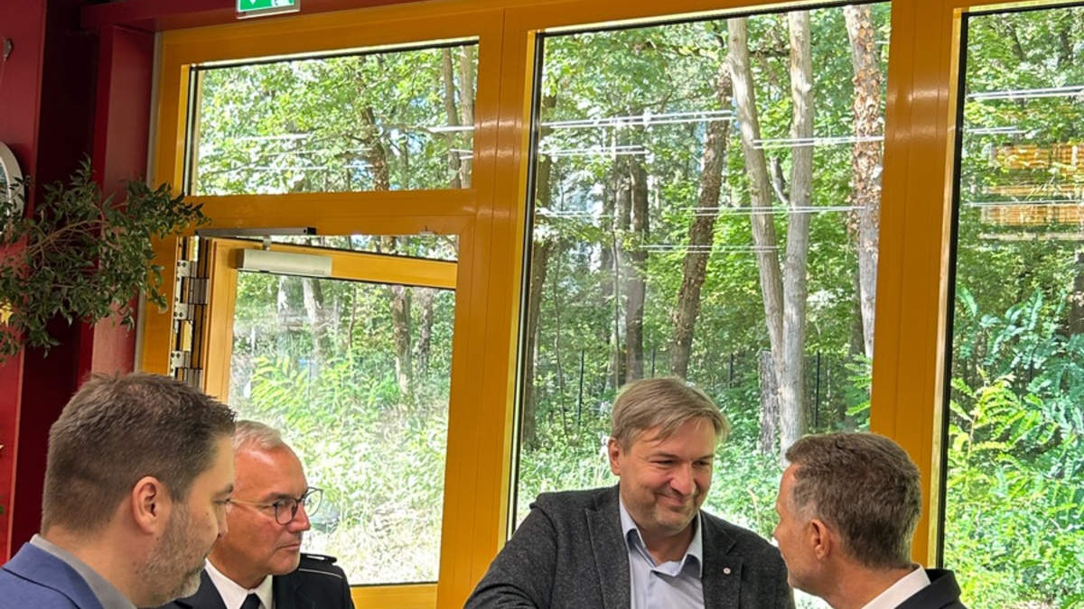 HZA-P: Schichtwechsel - Menschen mit und ohne Handicap tauschen ihren Arbeitsplatz / Gemeinsam stark: Hauptzollamt Potsdam und die DRK-Behindertenwerkstätten Potsdam gGmbH wechseln die Perspektiven - Foto: presseportal.de