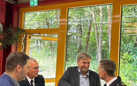 HZA-P: Schichtwechsel - Menschen mit und ohne Handicap tauschen ihren Arbeitsplatz / Gemeinsam stark: Hauptzollamt Potsdam und die DRK-Behindertenwerkstätten Potsdam gGmbH wechseln die Perspektiven - Foto: presseportal.de