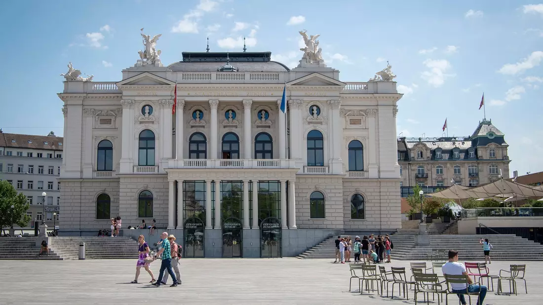 Das Opernhaus Zürich liegt in einer Kritikerumfrage vorn. (Archivbild) - Bild: Melanie Duchene/Keystone/dpa