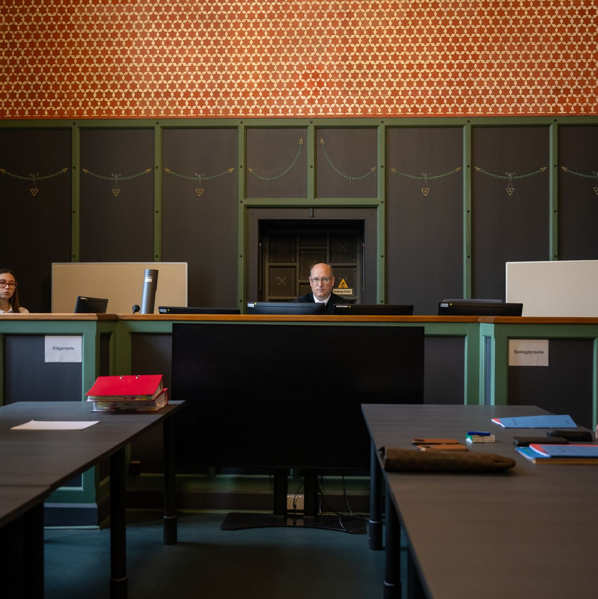 Kay Gottschalk, stellvertretender Bundessprecher und Bundestagsabgeordneter und der Vertreter der AfD vor Gericht. (Archivbild)  - Foto: Soeren Stache/dpa