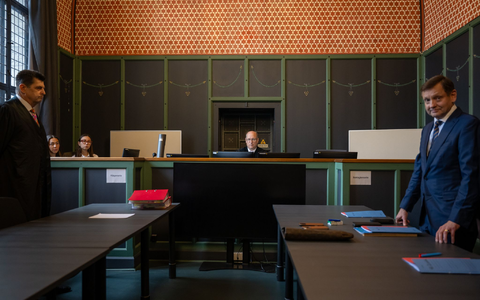 Kay Gottschalk, stellvertretender Bundessprecher und Bundestagsabgeordneter und der Vertreter der AfD vor Gericht. (Archivbild)  - Foto: Soeren Stache/dpa