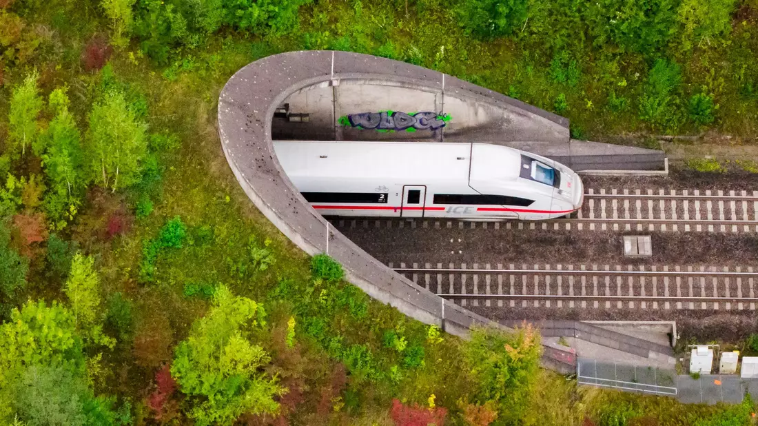Mit dem neuen Fahrplan der Deutschen Bahn gibt es ab Mitte Dezember mehr Sprinter-Verbindungen. (Archivbild) - Bild: Julian Stratenschulte/dpa