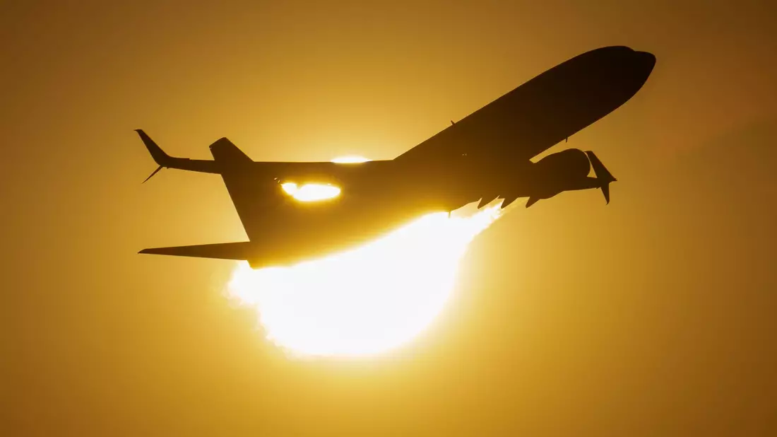 Mehr Flugreisende als im Vorjahressommer - aber das Vor-Corona-Niveau ist noch nicht erreicht. (Symbolbild) - Bild: Boris Roessler/dpa