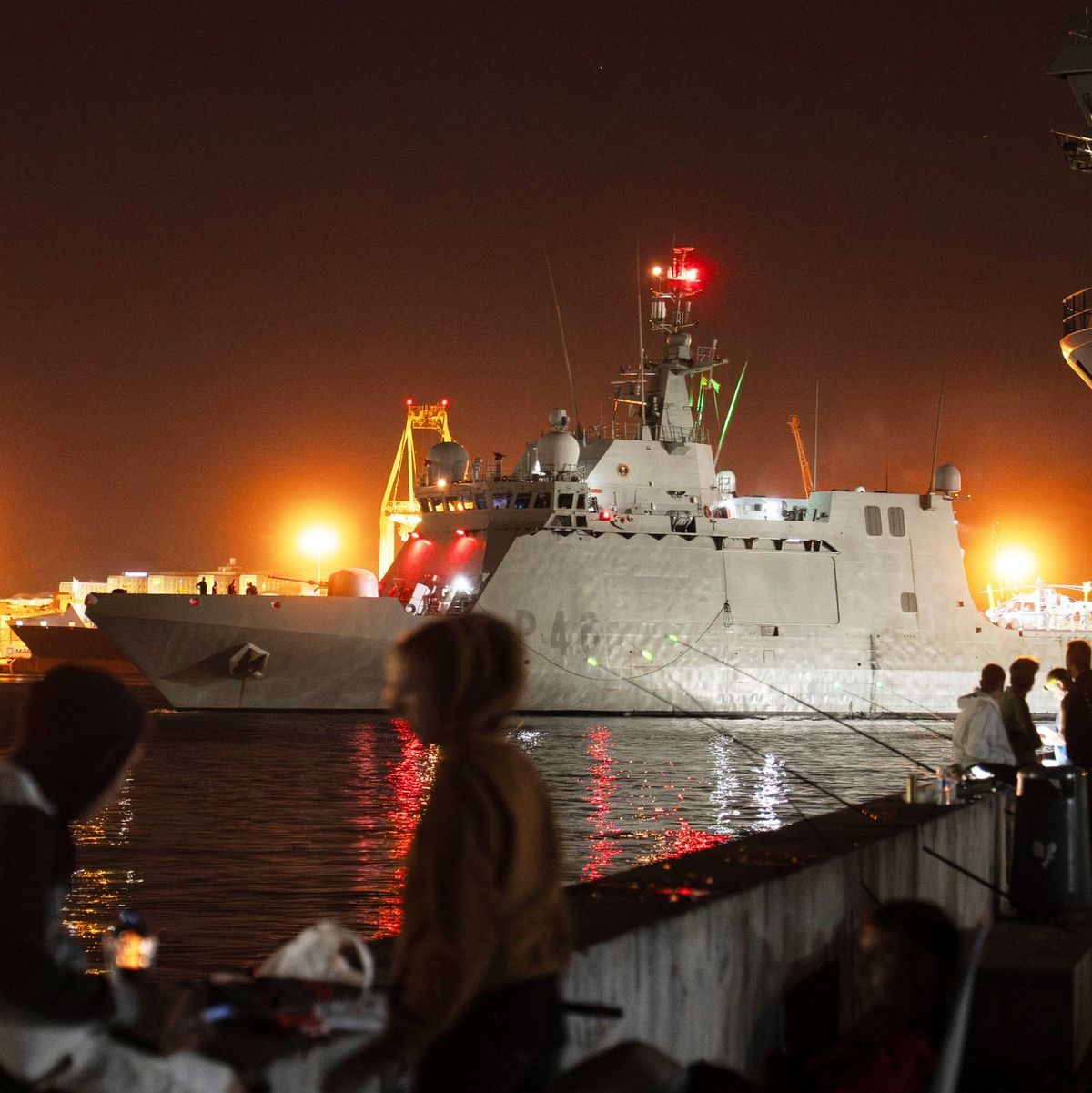 Das Hochsee-Patrouillenboot «Furor» der spanischen Marine ist knapp 94 Meter lang und speziell für Rettungs- und Hilfseinsätze ausgerüstet. Bewaffnet ist es nur leicht. - Foto: Alfonso Duran/AP/dpa