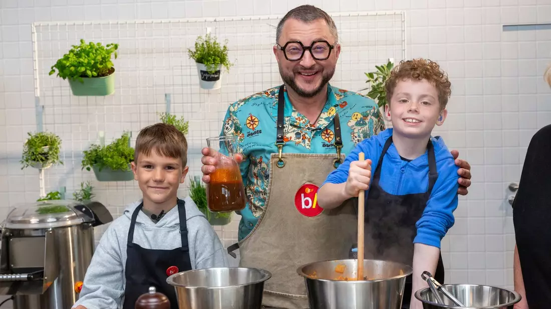 KiKA-Premiere von besseresser Kids - Lege packt's an mit Sebastian Lege ab 1. Oktober 2025 / Factual-Reihe stellt Schulessen auf den Prüfstand - Bild: presseportal.de