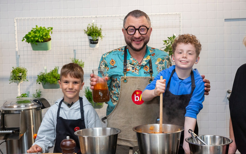 KiKA-Premiere von besseresser Kids - Lege packt's an mit Sebastian Lege ab 1. Oktober 2025 / Factual-Reihe stellt Schulessen auf den Prüfstand - Foto: presseportal.de