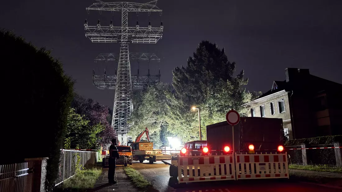 Reparaturarbeiten in Berlin an einem beschädigten Strommast. (Archivbild)  - Bild: Michael Ukas/dpa