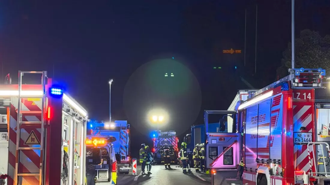 FW-NE: Auffahrunfall auf der A57 - Lkw kollidiert mit Baustellen-Warneinrichtung - Bild: presseportal.de