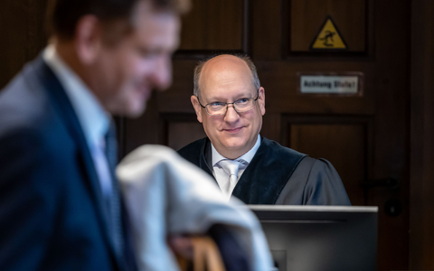Kay Gottschalk (AfD, M), Bundestagsabgeordneter, sitzt mit Anwalt Michael Zischka (r) und Richter Burkhard Niebisch (hinten l) im Gerichtssaal. - Foto: Andreas Gora/dpa