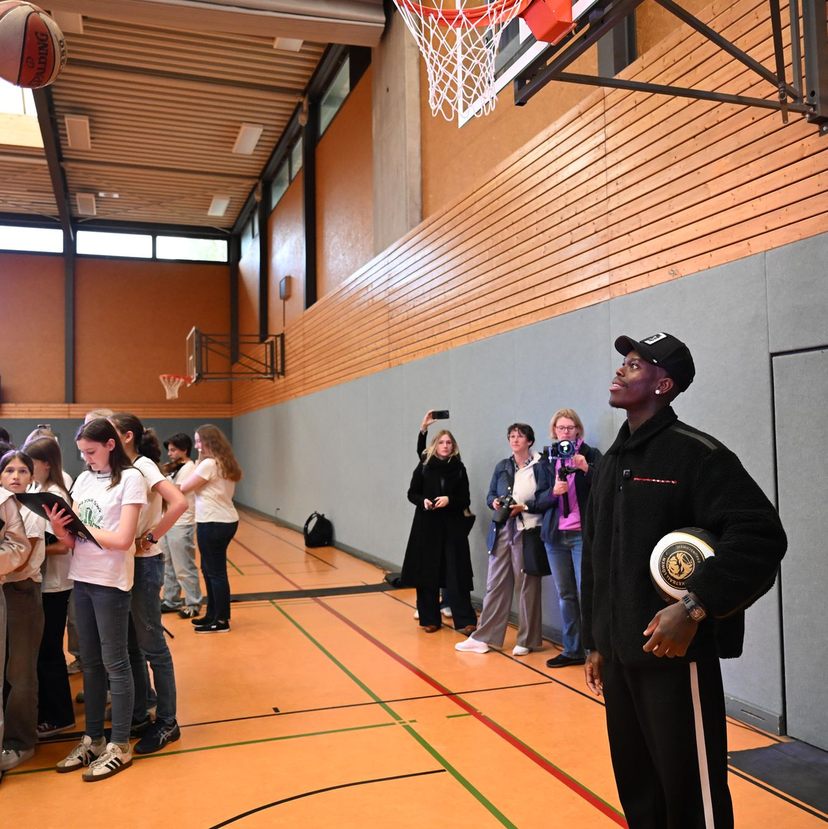 Nach dem deutschen Basketball-Kapitän Dennis Schröder ist nun eine Halle in Braunschweig benannt. - Foto: Shireen Broszies/dpa