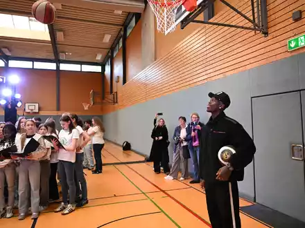 Nach dem deutschen Basketball-KapitÀn Dennis Schröder ist nun eine Halle in Braunschweig benannt. - Foto: Shireen Broszies/dpa