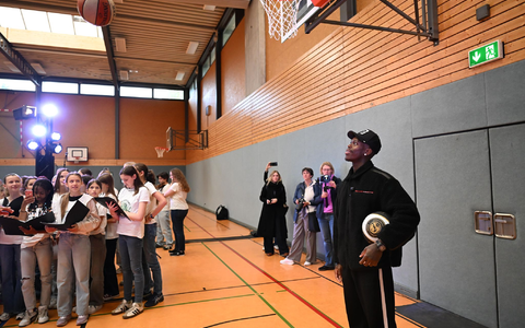 Nach dem deutschen Basketball-KapitÀn Dennis Schröder ist nun eine Halle in Braunschweig benannt. - Foto: Shireen Broszies/dpa Nach dem deutschen Basketball-KapitÀn Dennis Schröder ist nun eine Halle in Braunschweig benannt. - Foto: Shireen Broszies/dpa