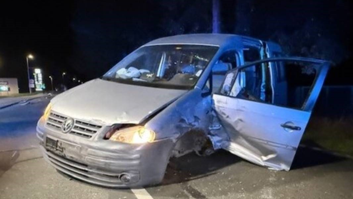 POL-HRO: PKW kollidiert mit Gegenverkehr - Fahrer betrunken - Foto: presseportal.de