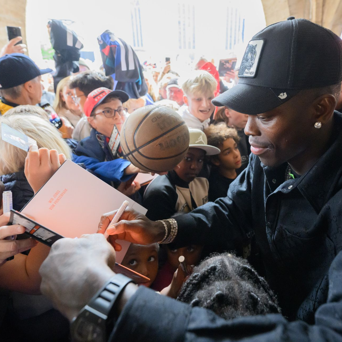 Braunschweigs Oberbürgermeister Thorsten Kornblum (l) will Dennis Schröder als Ehrenbürger vorschlagen. - Foto: Julian Stratenschulte/dpa