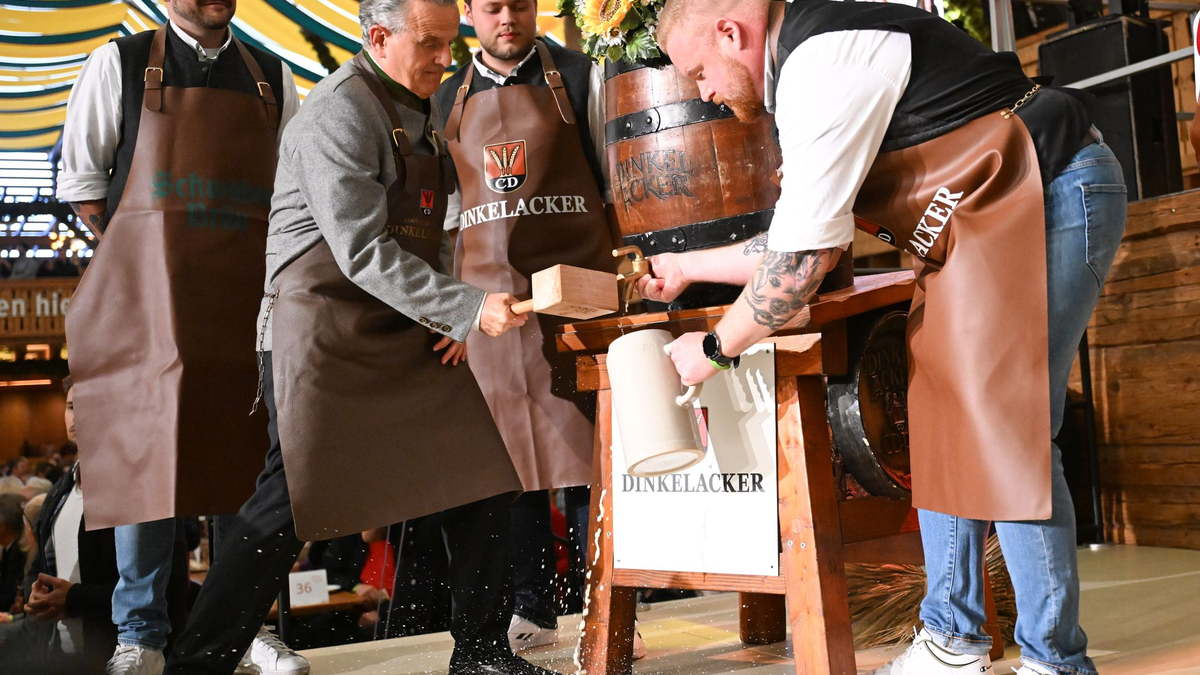 Frank Nopper (links), Oberbürgermeister von Stuttgart, und Winfried Kretschmann, Ministerpräsident von Baden-Württemberg. - Foto: Bernd Weißbrod/dpa