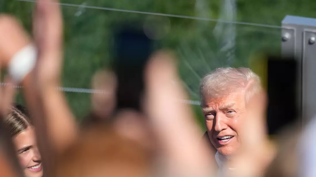 US-Präsident Trump (r) trifft mit der Air Force One zu seinem Besuch beim Ryder Cup ein. - Bild: Alex Brandon/AP/dpa
