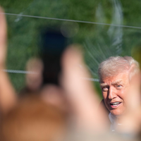 US-Präsident Trump (r) trifft mit der Air Force One zu seinem Besuch beim Ryder Cup ein. - Foto: Alex Brandon/AP/dpa