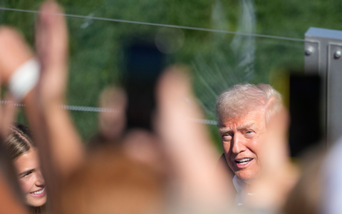 US-Präsident Trump (r) trifft mit der Air Force One zu seinem Besuch beim Ryder Cup ein. - Foto: Alex Brandon/AP/dpa