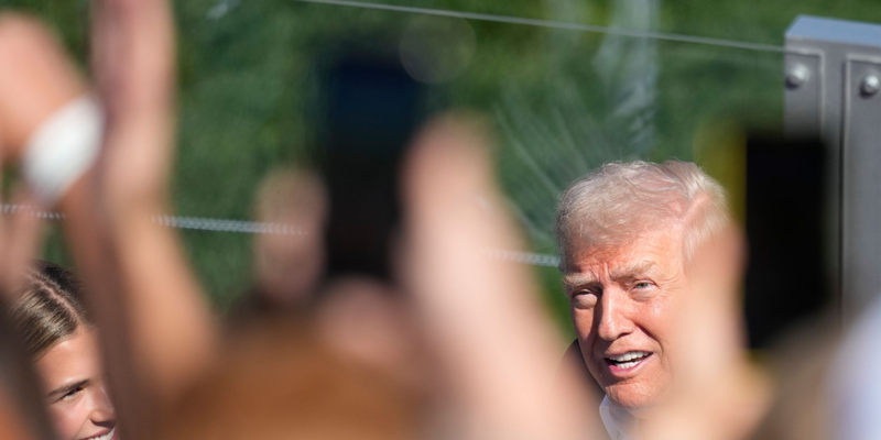 US-Präsident Trump (r) trifft mit der Air Force One zu seinem Besuch beim Ryder Cup ein. - Foto: Alex Brandon/AP/dpa