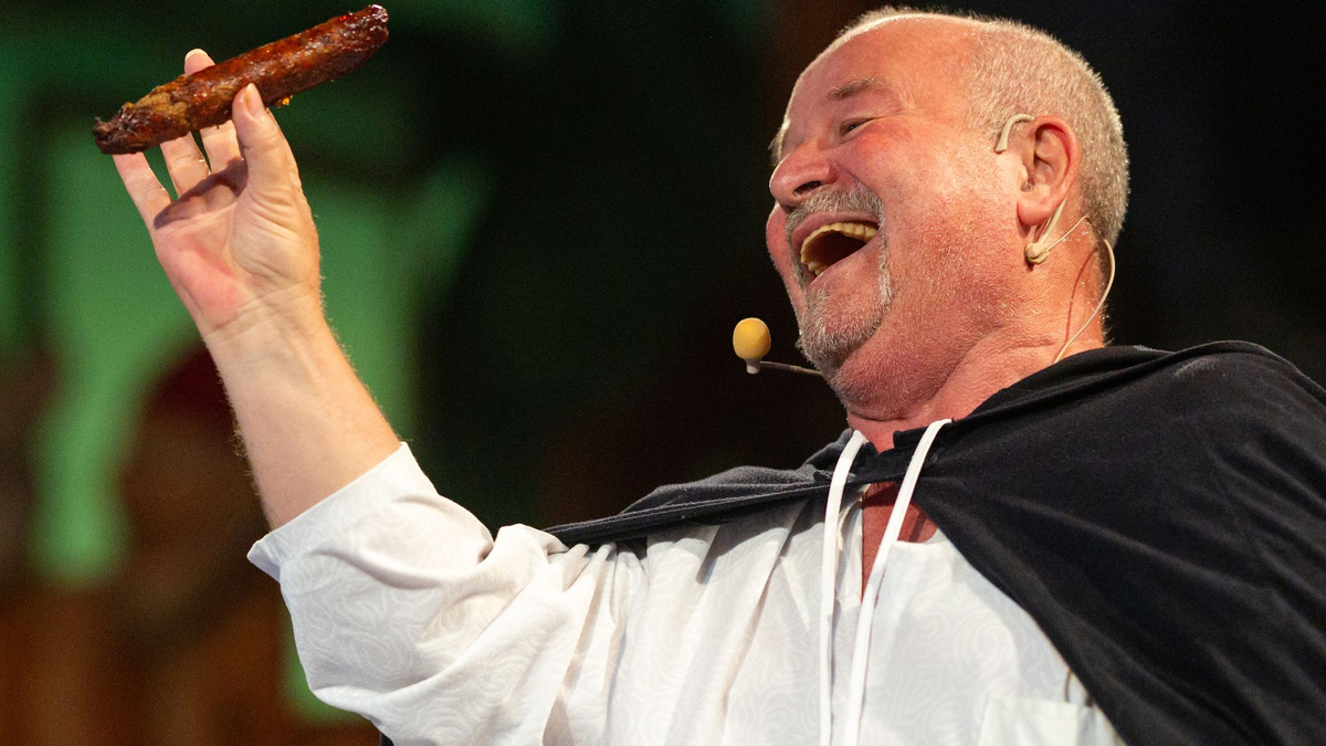 Rund 300 Menschen verfolgten das Spektakel.  - Foto: Michael Reichel/dpa