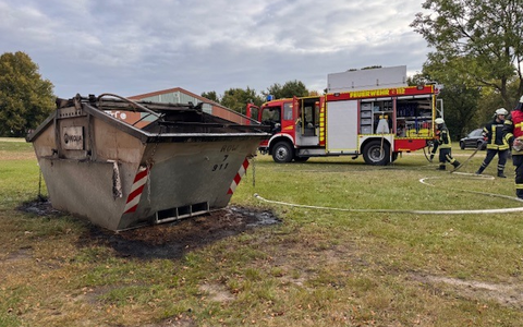 FW-ROW: Containerbrand an der Schule in Tarmstedt - Foto: presseportal.de