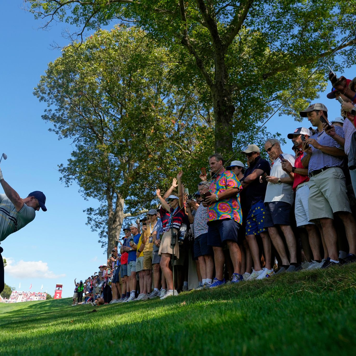 Rory McIlroy sorgt zum Auftakt des Ryder Cups für Aufsehen. - Foto: Robert Bukaty/AP/dpa